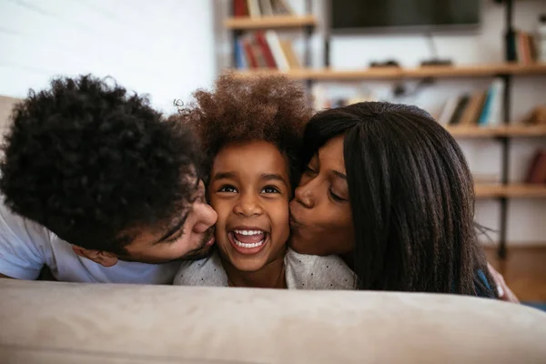 Retrato Chica Afroamericana Feliz Recibiendo Besos Mamá Papá —  Fotos de Stock