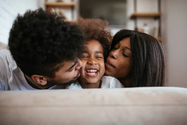 Bir Öpücük Paylaşımı Evde Rahatlatıcı Sevimli Afro Amerikan Aile — Stok fotoğraf