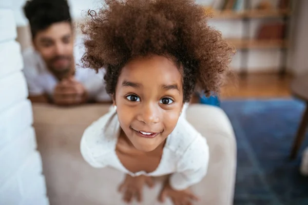 Linda Chica Afro Joven Jugando Casa — Foto de Stock