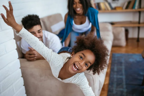 家で両親と遊ぶかわいいアフロ アメリカン ガール — ストック写真