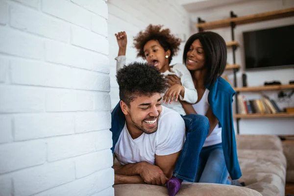 Gelukkige Afro Amerikaanse Familie Plezier Thuis — Stockfoto
