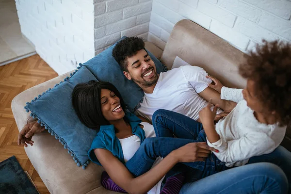 Mutlu Bir Afro Amerikan Aile Evde Aile Zaman Zevk — Stok fotoğraf