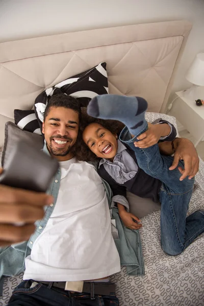 Батько Дочка Прийняття Selfie Будинку Ліжку — стокове фото