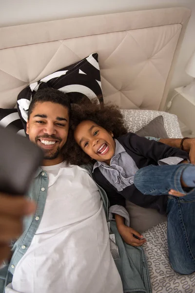 Papá Hija Haciendo Selfie Casa Cama —  Fotos de Stock