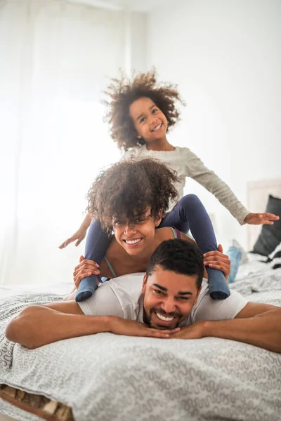 Afro Amerikaanse Familie Spelen Bed — Stockfoto