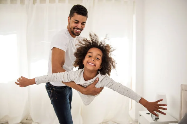 Afroamericano Padre Figlia Giocare Chiuso — Foto Stock