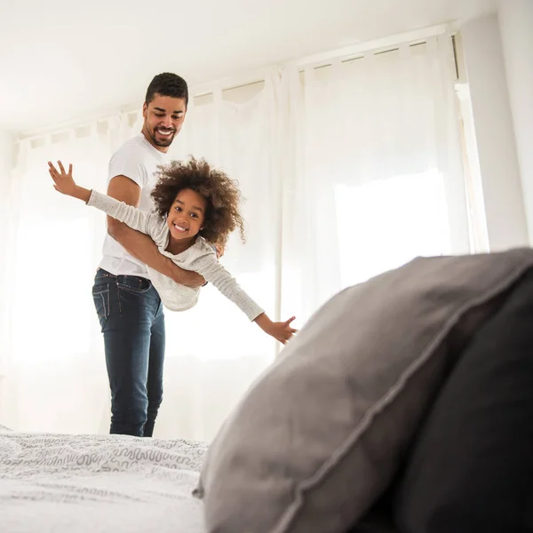 Porträtt Glad Afroamerikanska Far Och Dotter Spelar Sovrummet — Stockfoto