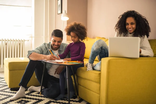 Familia Afroamericana Joven Vinculación Divertirse Sala Estar — Foto de Stock