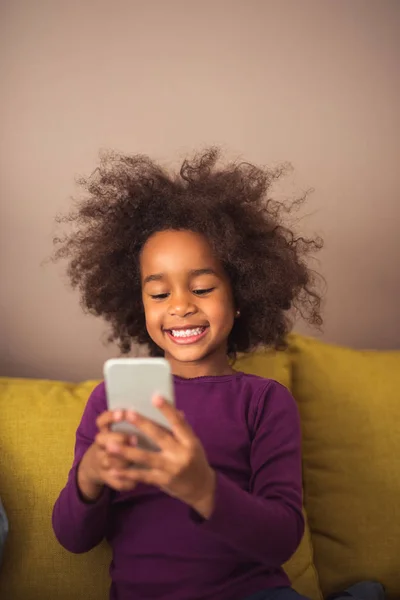 Joven Niña Mensajes Texto Teléfono Móvil Interior Sentirse Feliz —  Fotos de Stock