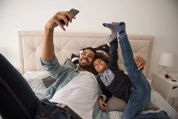 Papá Chica Haciendo Una Selfie Cama — Foto de Stock