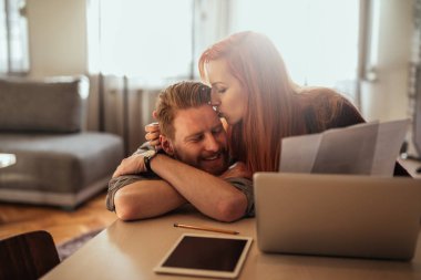 Mutlu çift zaman birlikte çalışan harcama aşık.