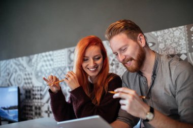 Genç bir çift birlikte evden bir dijital tablet üzerinde çalışan zevk portresi kapatın.