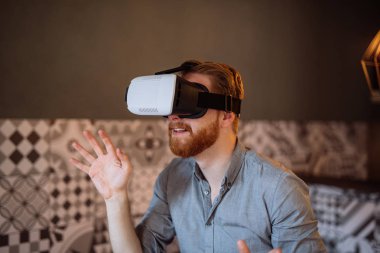 Sanal gerçeklik kulaklık giyen zevk genç bir adam portresi.