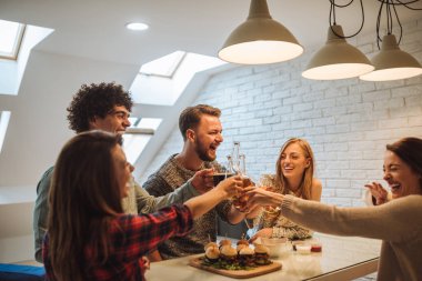 Mutlu arkadaş öğle yemeği sırasında bir tost ekmegi.