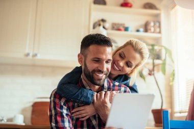 Internet üzerinde ev websurfing mutlu bir genç çifte portresi