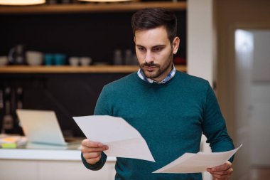 Evrak işlerini evde kontrol işadamı.