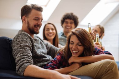 Arkadaşlar içecekler eğleniyor evde grup.