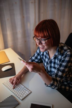 Online kredi kartı ile mutlu bir kadın fotoğrafı.