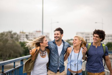 İyi zaman gezi sahip turist grup.