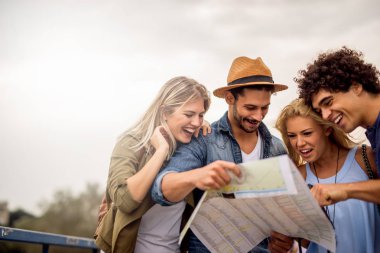 Mutlu arkadaşlar şehir turunun tadını çıkarıyorlar..