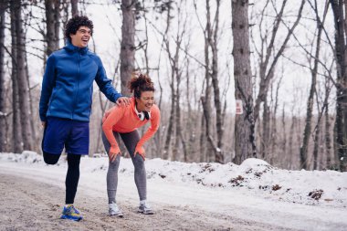 Karda bir kış gününde germe genç atletik birkaç fotoğrafı