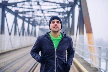 Yakışıklı adam açık havada çalışan bir soğuk kış gününde.