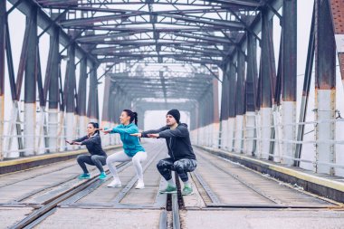 Bir grup genç insan açık havada ağız kavgası yapıyor.