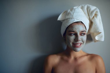 Kusursuz güzel bir genç kadının yüzünde maske ile atış kırpılmış.