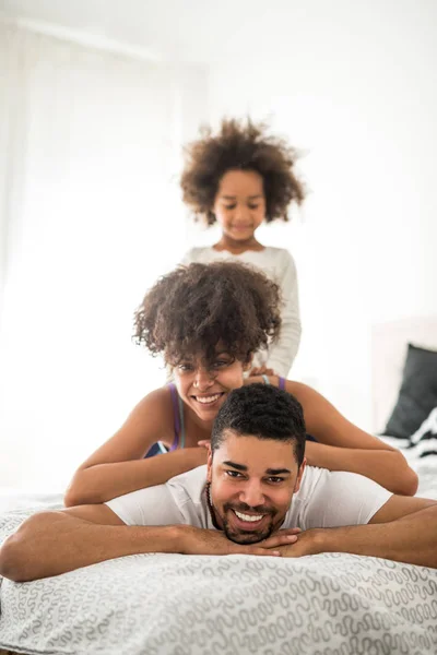 Rodziny African American Grać Łóżku — Zdjęcie stockowe