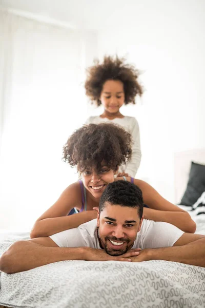 Família Afro Americana Brincando Cama — Fotografia de Stock