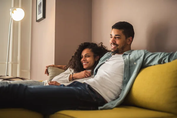 Afrikaanse Amerikaanse Echtpaar Ontspannen Thuis Kijken — Stockfoto