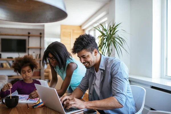 Foto Familia Afroamericana Disfrutando Pasar Tiempo Juntos Casa — Foto de Stock