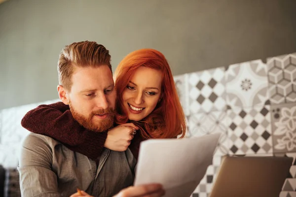 Portrait Jeune Couple Embrassant Travail Creux — Photo