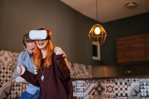 Foto Pareja Alegre Joven Vinculación Través Realidad Virtual — Foto de Stock