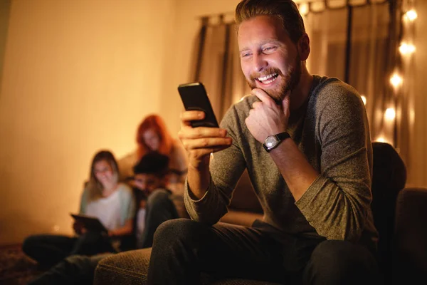 Knappe Man Plezier Tijdens Het Gebruik Van Slimme Telefoon — Stockfoto