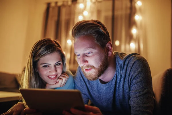快乐的年轻夫妇享受时间在线上平板电脑 — 图库照片