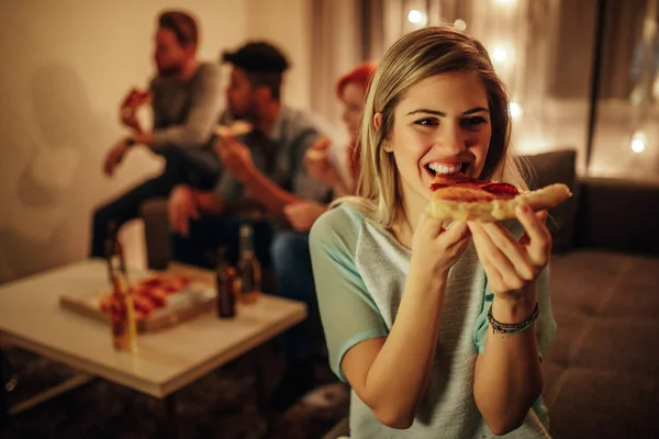Jong Meisje Eten Pizza Terwijl Haar Vrienden Genieten Van Tijd — Stockfoto