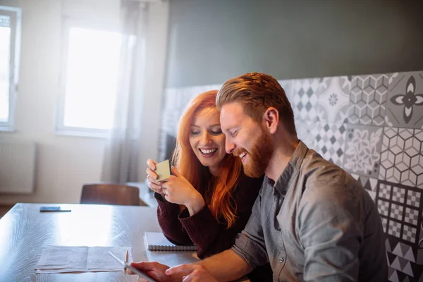オンライン購入笑顔赤毛の若いカップルの肖像画 — ストック写真