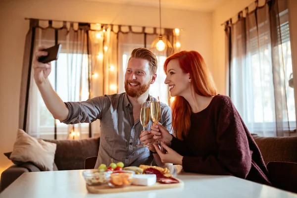 Yemek Şarap Zevk Selfie Birlikte Yapmak Mutlu Zencefil Çift — Stok fotoğraf