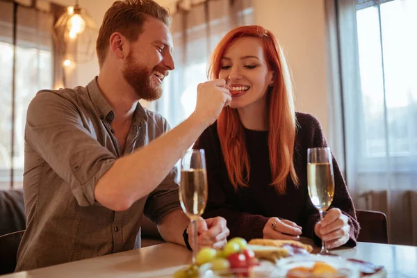 Evde Çıkan Memnun Genç Çiftin Fotoğrafı Bir Yemek Şarap Içmek — Stok fotoğraf