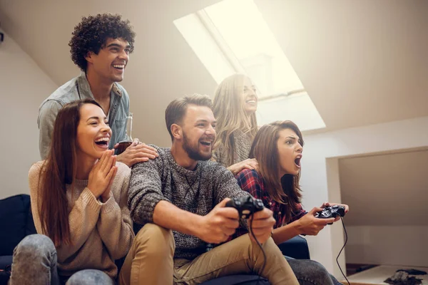 Grupo Amigos Emocionados Jugando Videojuegos Casa — Foto de Stock