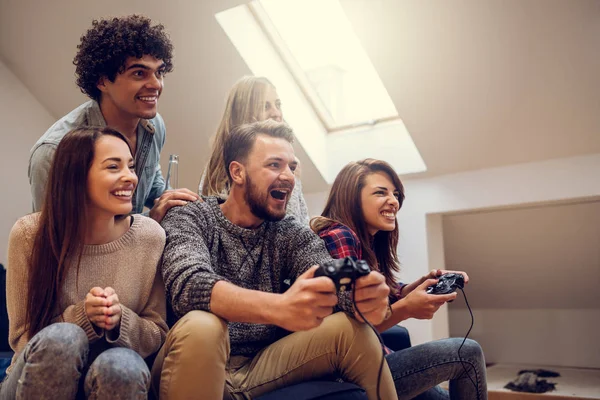 Amigos Felices Teniendo Una Competencia Videojuegos Casa — Foto de Stock