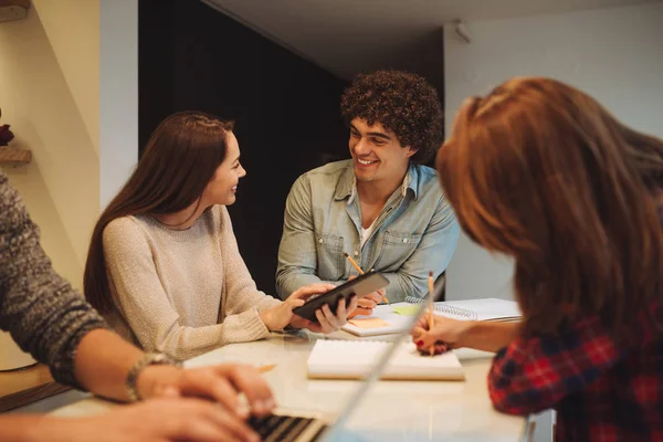 Groep Van Jonge Studenten Die Thuis Werken Samen — Stockfoto