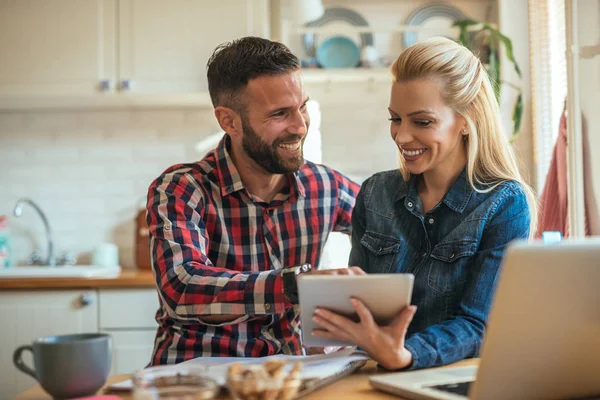 Egy Fiatal Pár Szórakozik Digitális Tabletta Reggeli Kávé Portréja — Stock Fotó