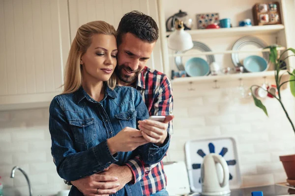 Egy Fiatal Pár Otthon Átfogó Egy Portré Mobiltelefon — Stock Fotó