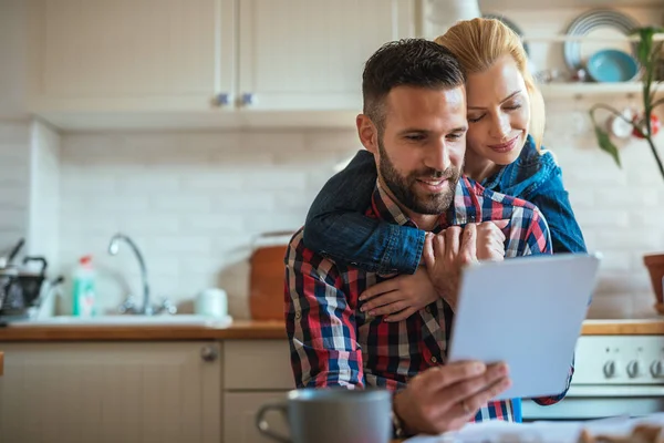 Jeune Couple Amusant Sur Tablette Numérique Maison Femme Embrasse Son — Photo