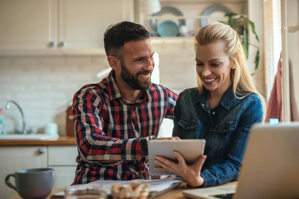 Nahaufnahme Porträt Eines Jungen Paares Das Von Hause Aus Arbeitet — Stockfoto