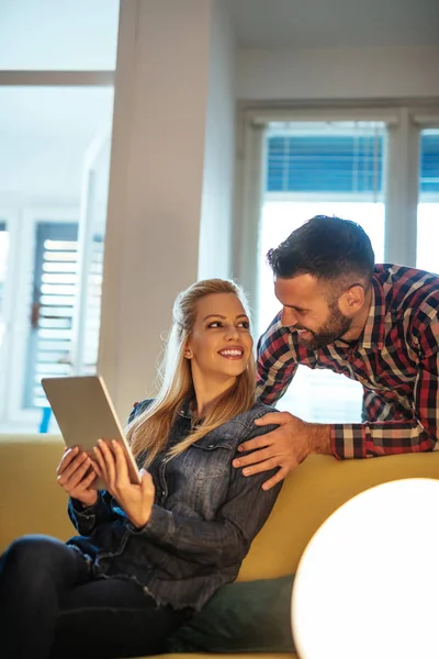 Coppia Relax Casa Con Tablet — Foto Stock