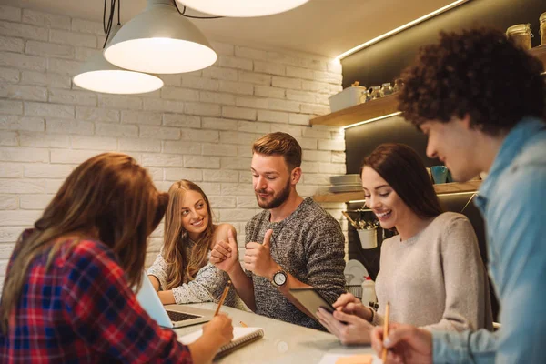 Foto Voor Een Groep Vrienden Bezig Met Enkele Nieuwe Ideeën — Stockfoto