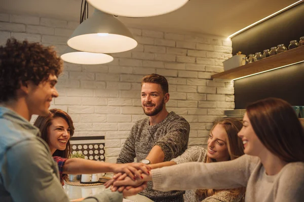 Jonge Succesvolle Ontwerpers Vieren Van Succes Thuis — Stockfoto